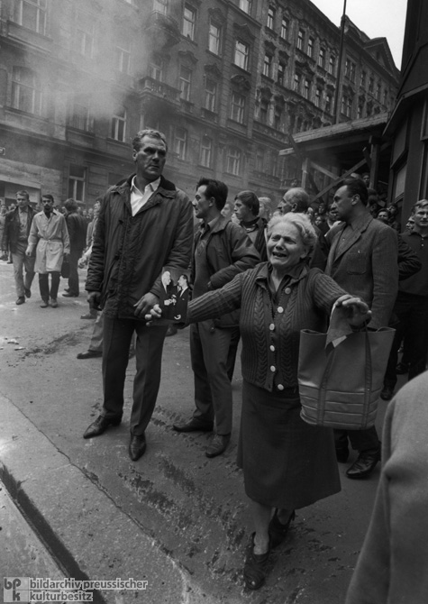 Die Invasion der ČSSR durch Truppen des Warschauer Paktes beendet den Prager Frühling – Frau mit einem Foto von Alexander Dubcek und Ludvík Svoboda (21. August 1968) 